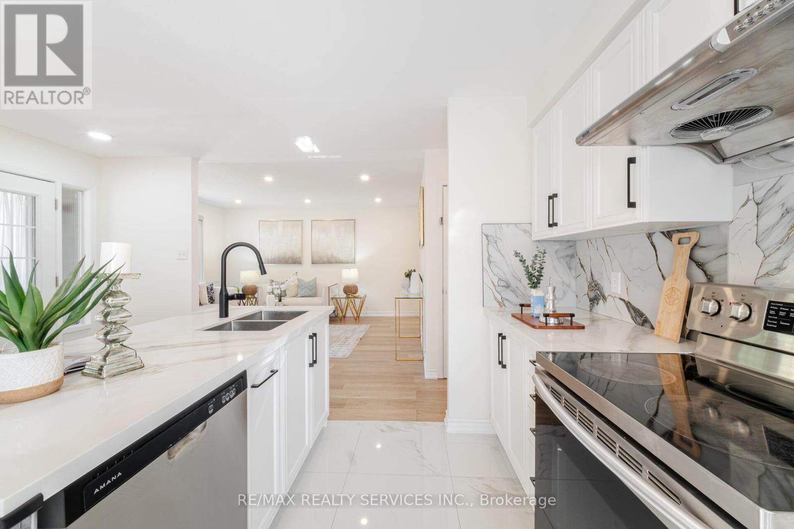 Photo 12 of 139 Rutherford Road N, Brampton ON