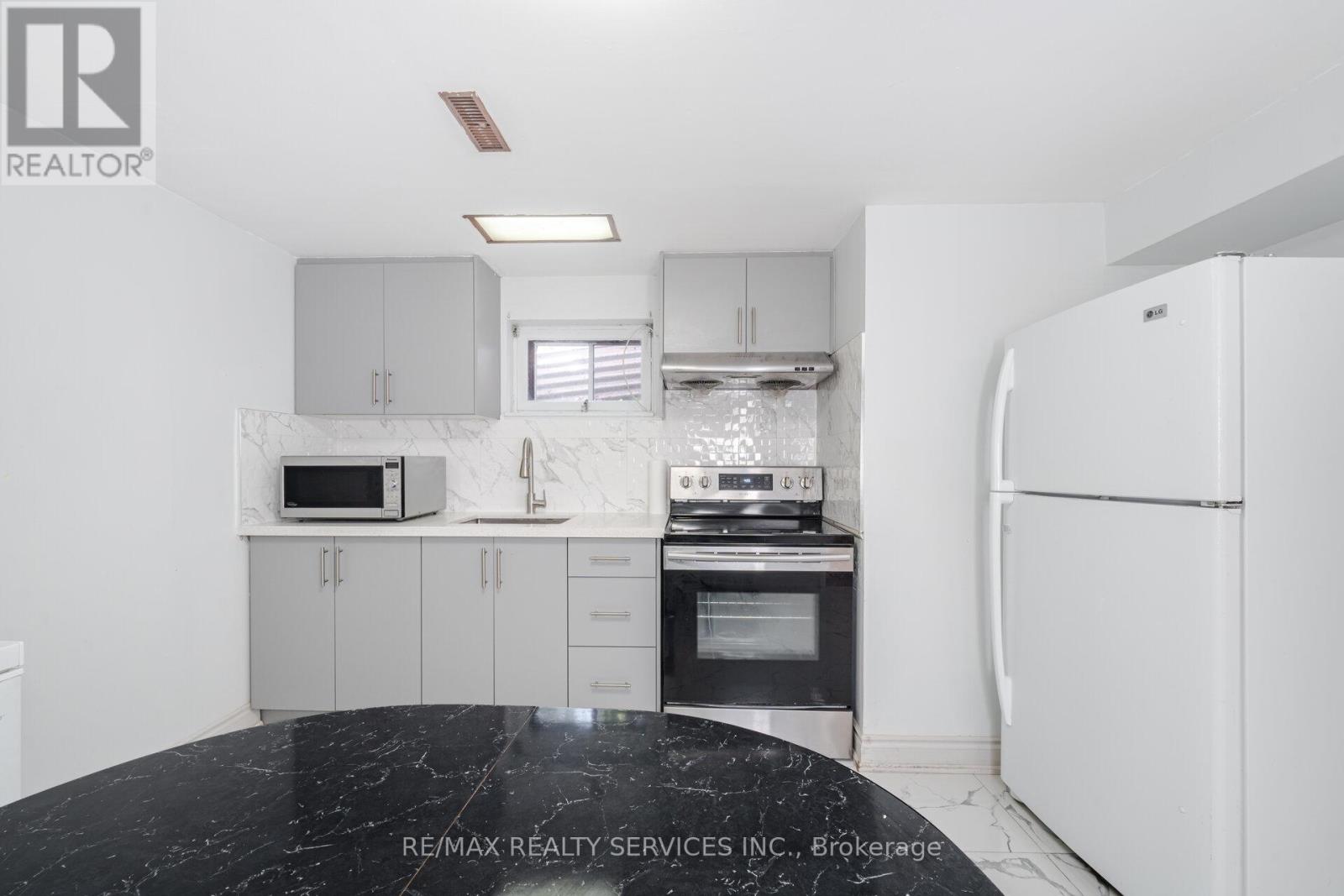 Photo 35 of 139 Rutherford Road N, Brampton ON