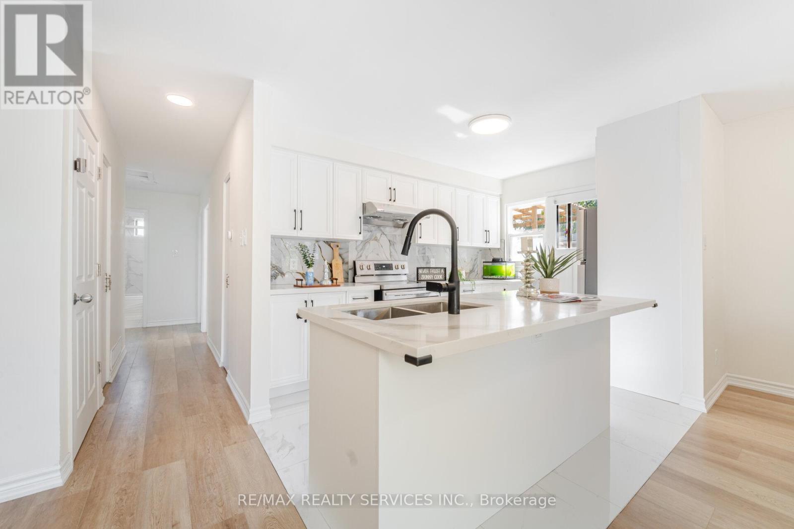 Photo 8 of 139 Rutherford Road N, Brampton ON
