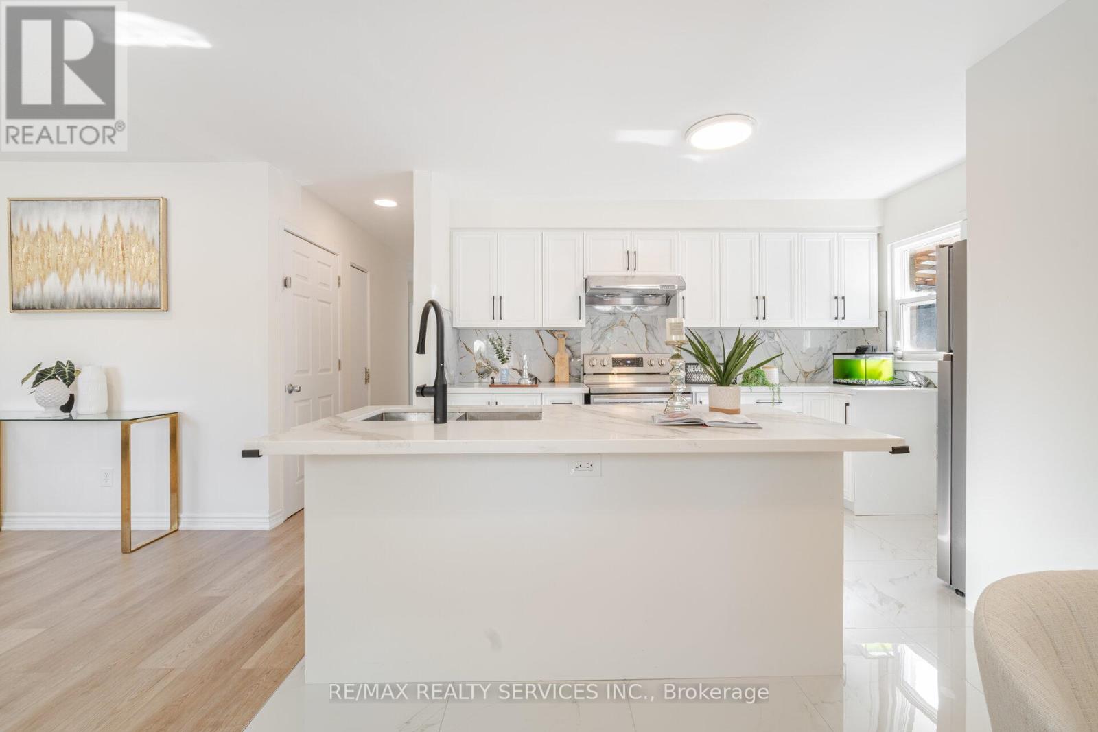 Photo 9 of 139 Rutherford Road N, Brampton ON