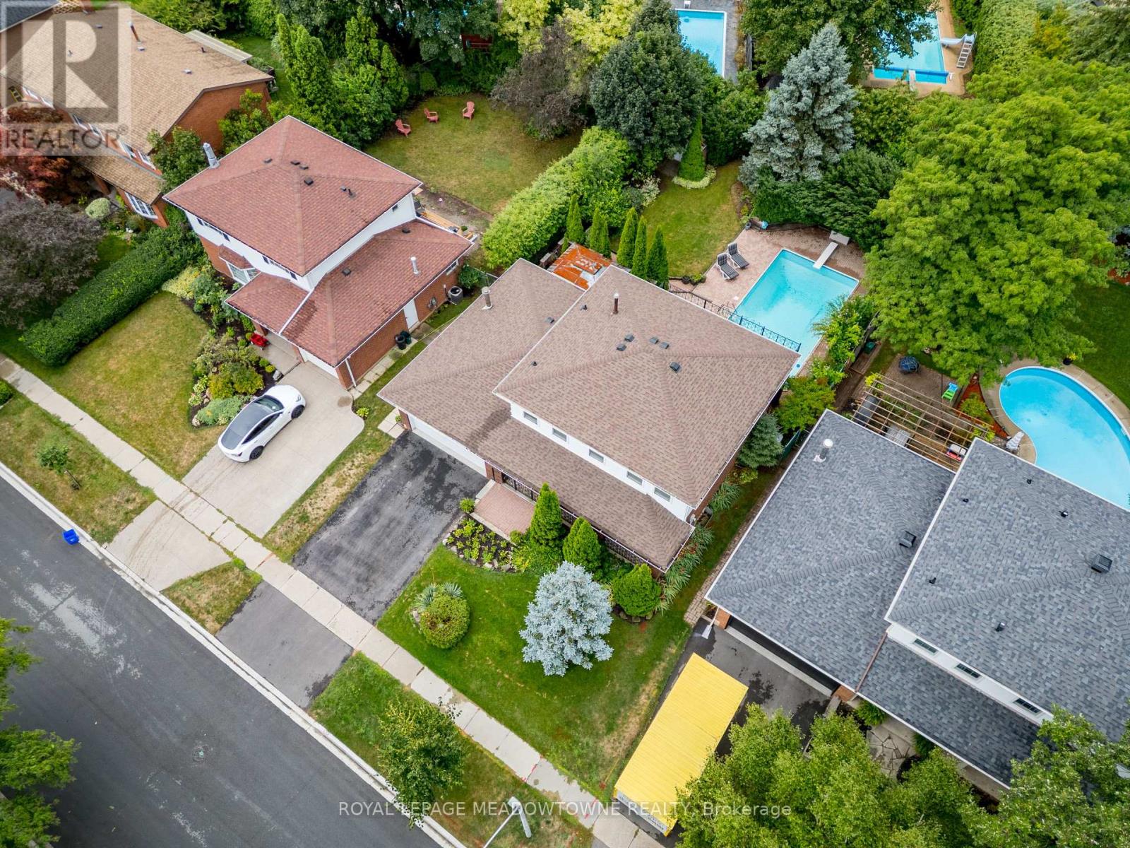 Photo 3 of 68 Mary Street, Halton Hills ON