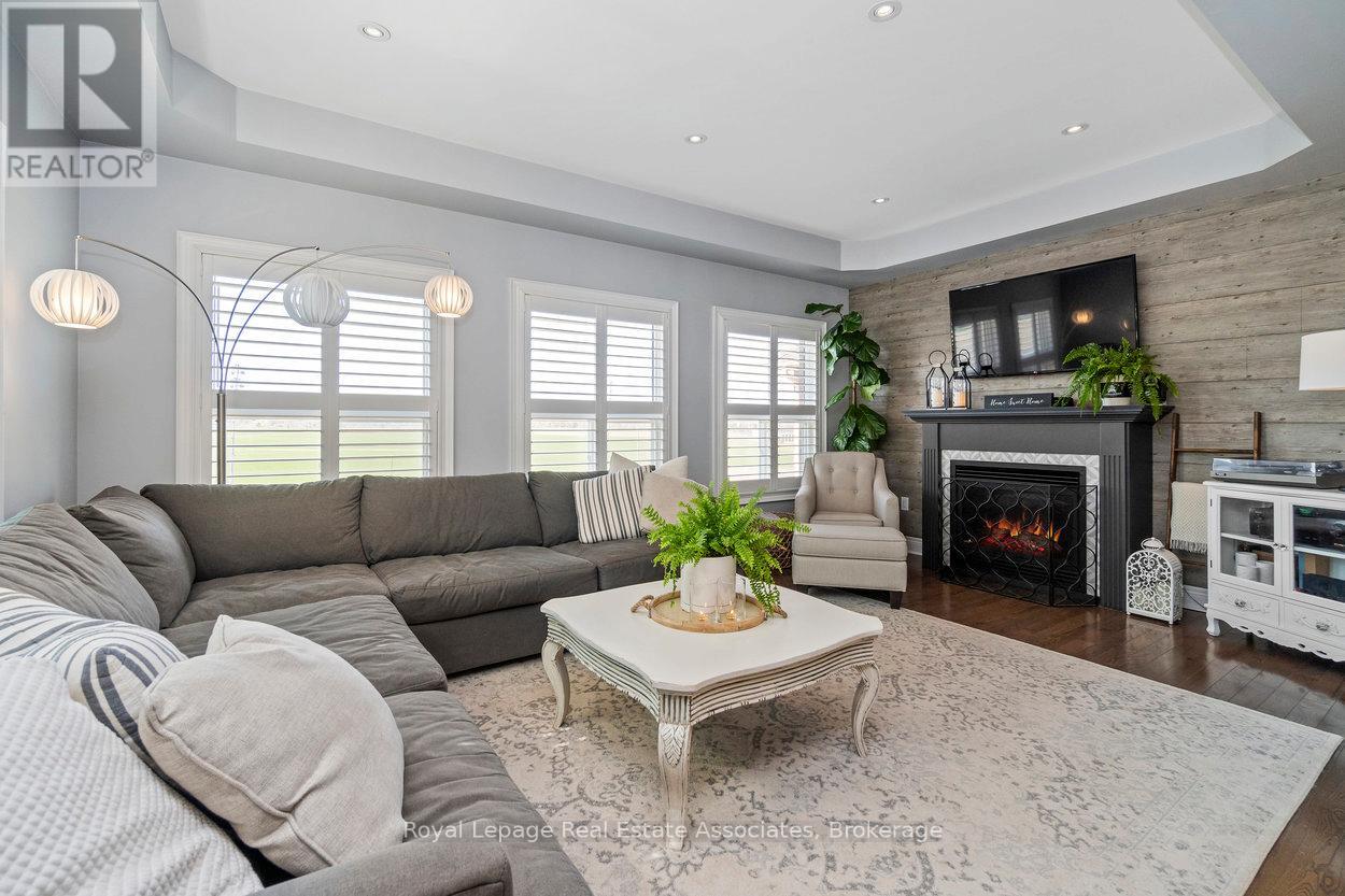 Photo 13 of 25 Paula Court, Orangeville ON