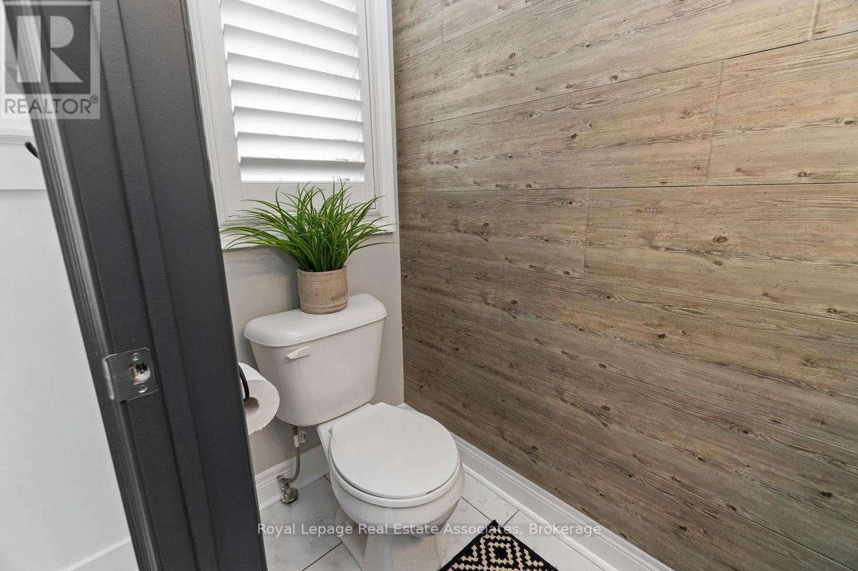 Photo 18 of 25 Paula Court, Orangeville ON