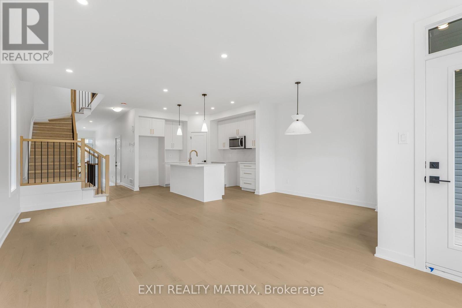 Photo 7 of 937 Cologne Street, Russell ON