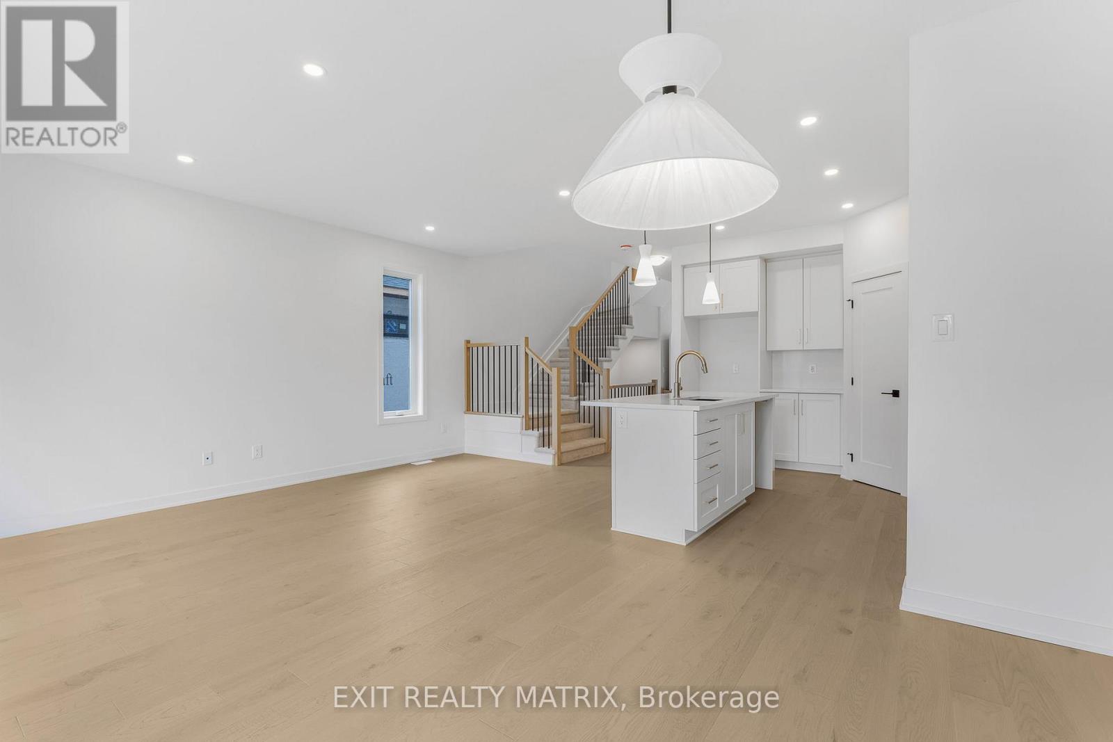 Photo 10 of 937 Cologne Street, Russell ON