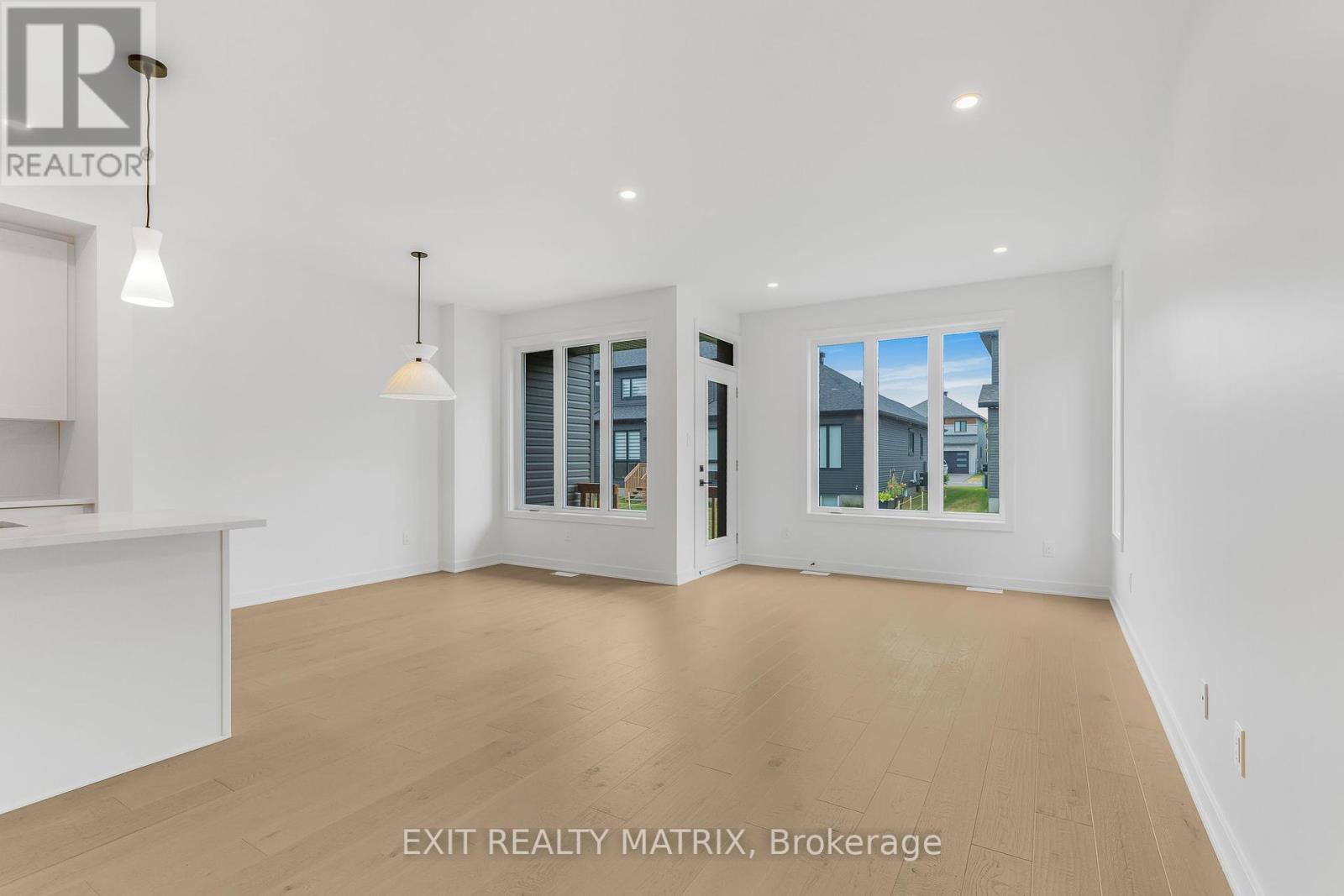 Photo 13 of 937 Cologne Street, Russell ON