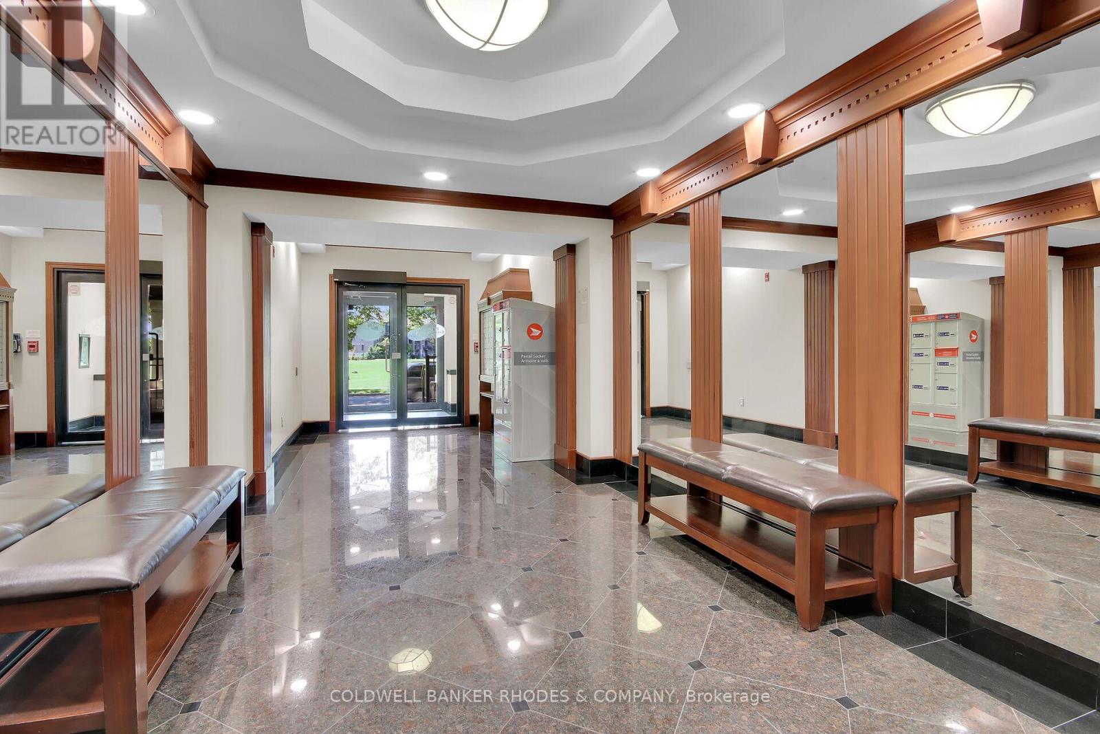 BEAUTIFULLY MAINTAINED FOYER