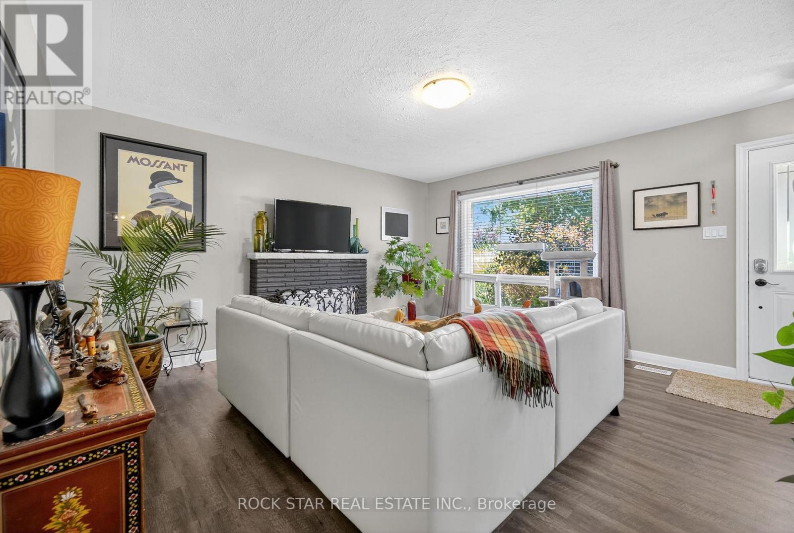 Photo 3 of 364 Beachwood Avenue, London South ON