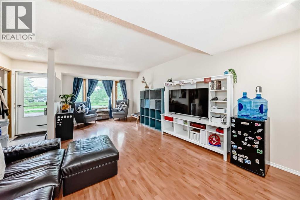 Single Family House for Sale in  Edgeburn Crescent NW Edgemont Calgary 