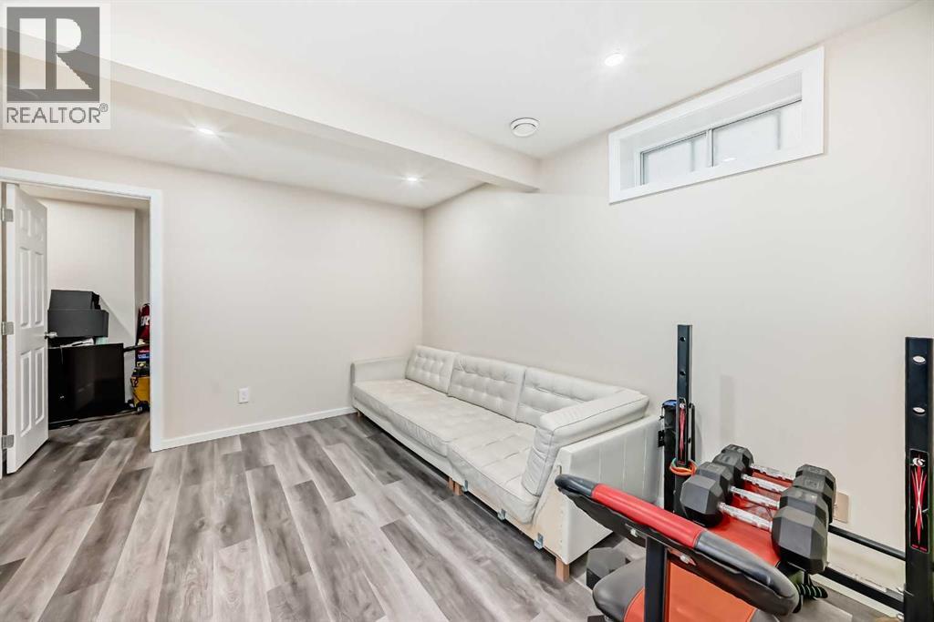 Single Family House for Sale in  Edgeburn Crescent NW Edgemont Calgary 