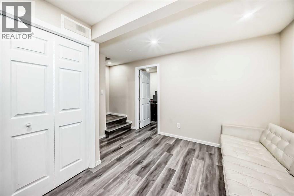Single Family House for Sale in  Edgeburn Crescent NW Edgemont Calgary 