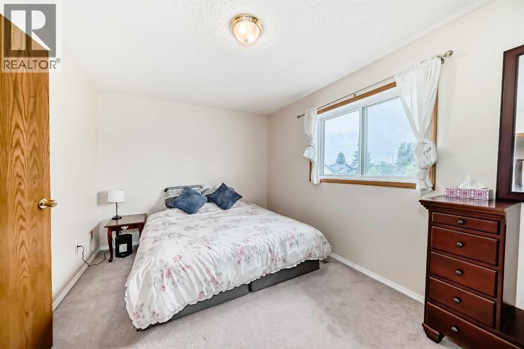 Single Family House for Sale in  Edgeburn Crescent NW Edgemont Calgary 