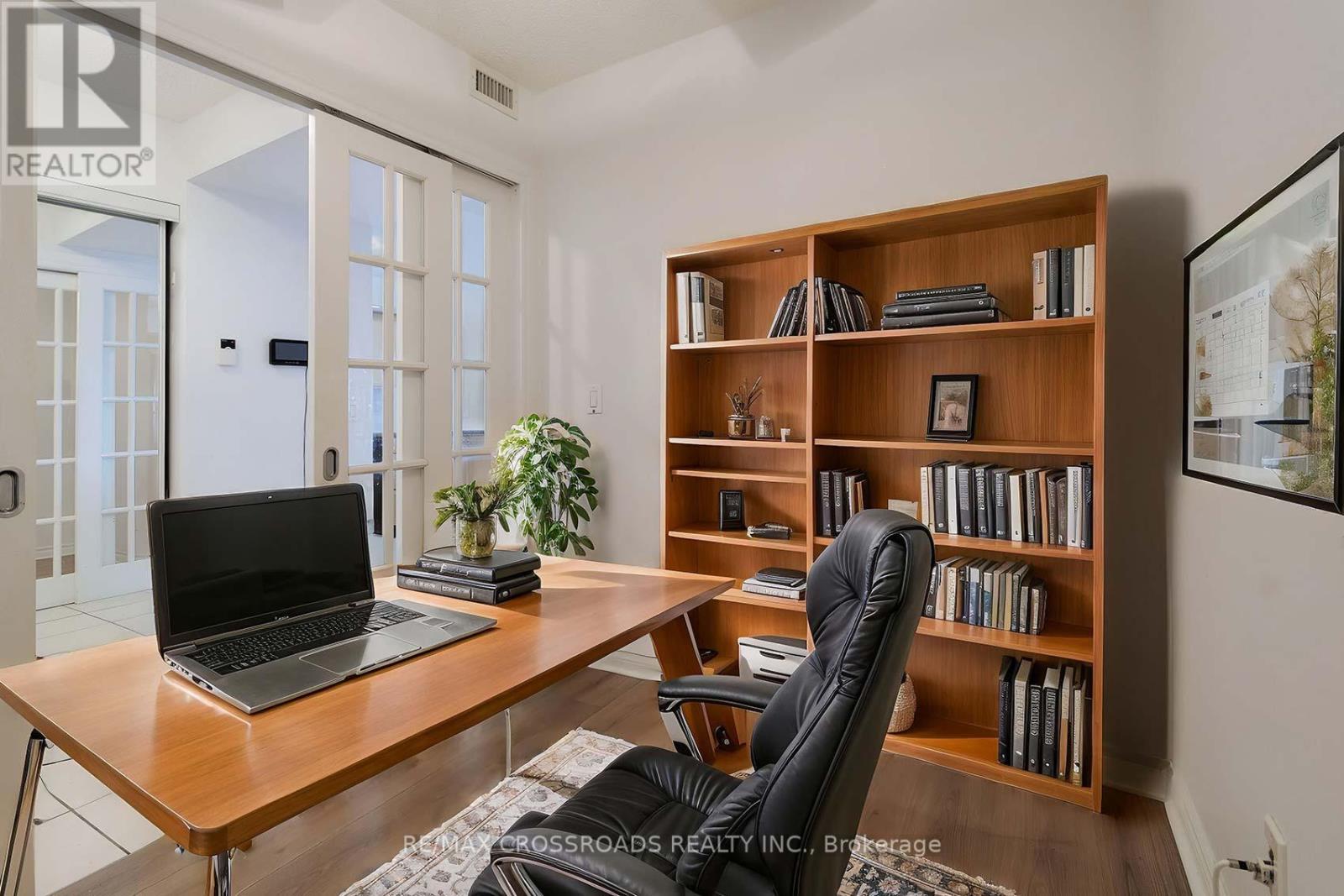 Photo 20 of 528 5233 Dundas Street W, Toronto ON