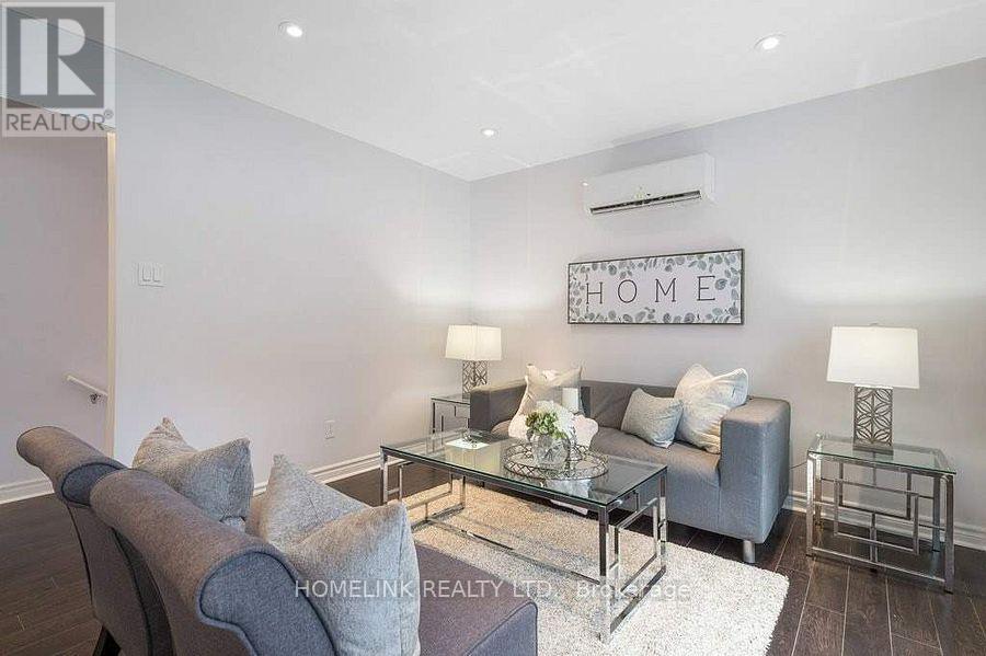 Photo 4 of 25 Hercules Court, Brampton ON