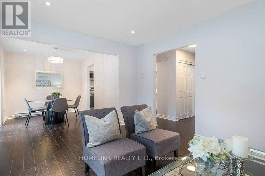 Photo 5 of 25 Hercules Court, Brampton ON