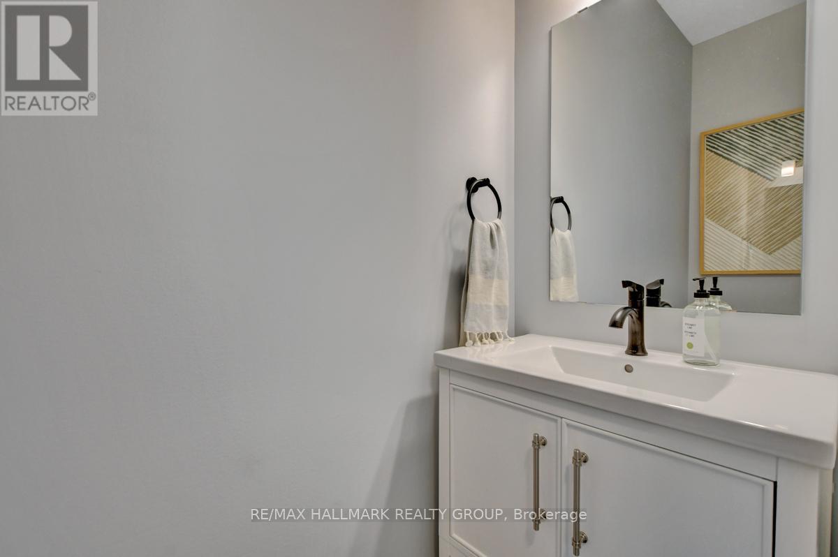 Photo 18 of 716 Kirkham Crescent, Ottawa ON