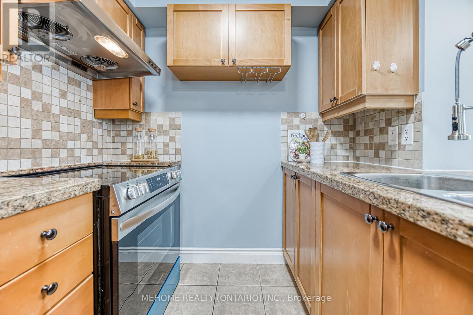 Photo 11 of 1025 25 Greenview Avenue, Toronto ON