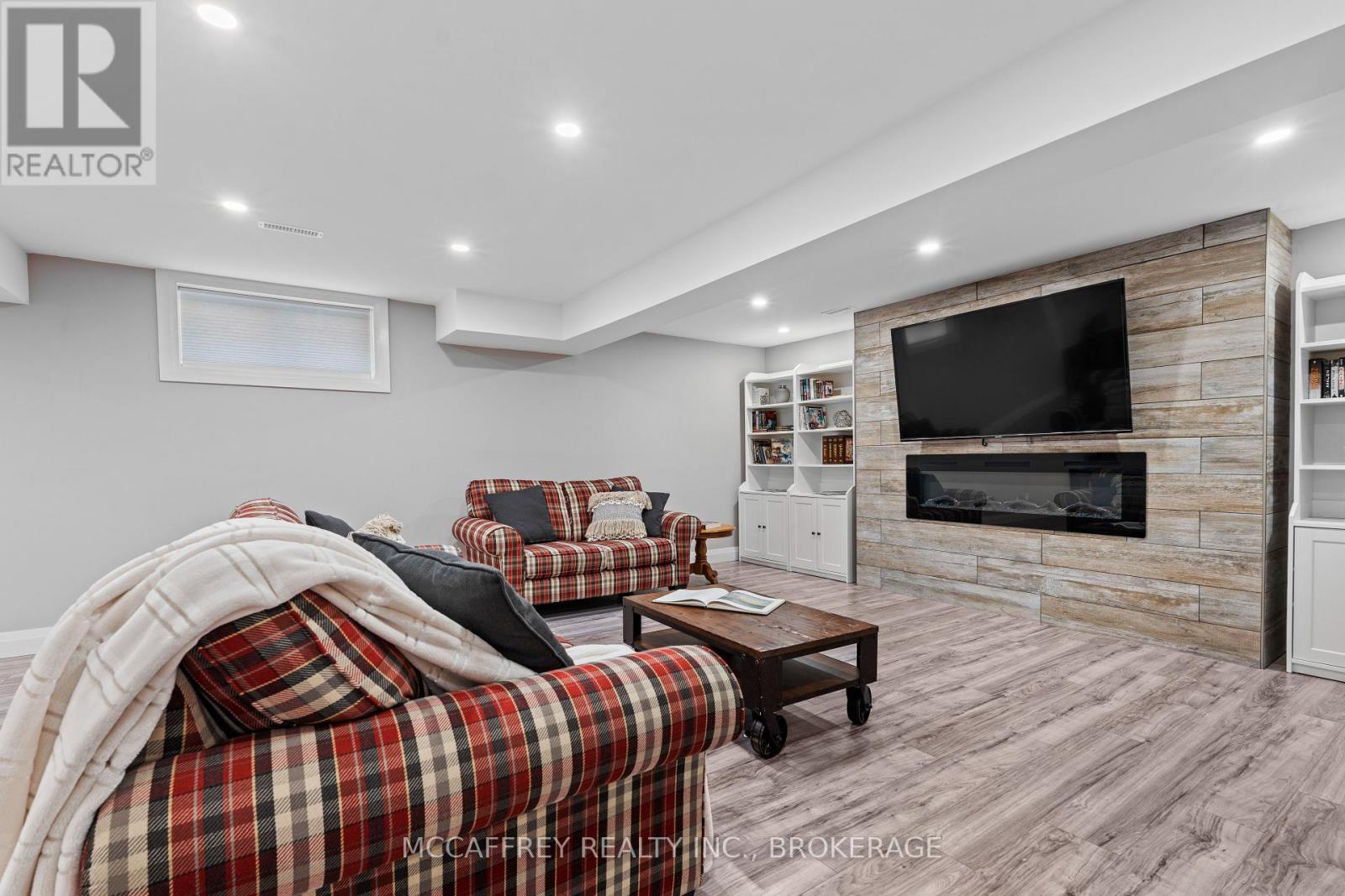 Photo 6 of 25 Staikos Court, Greater Napanee ON