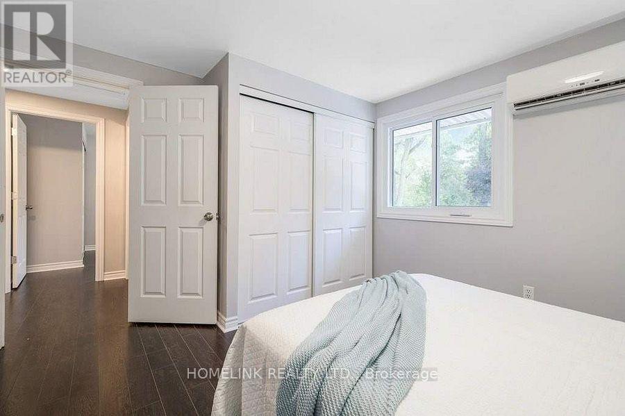 Photo 11 of 25 Hercules Court, Brampton ON