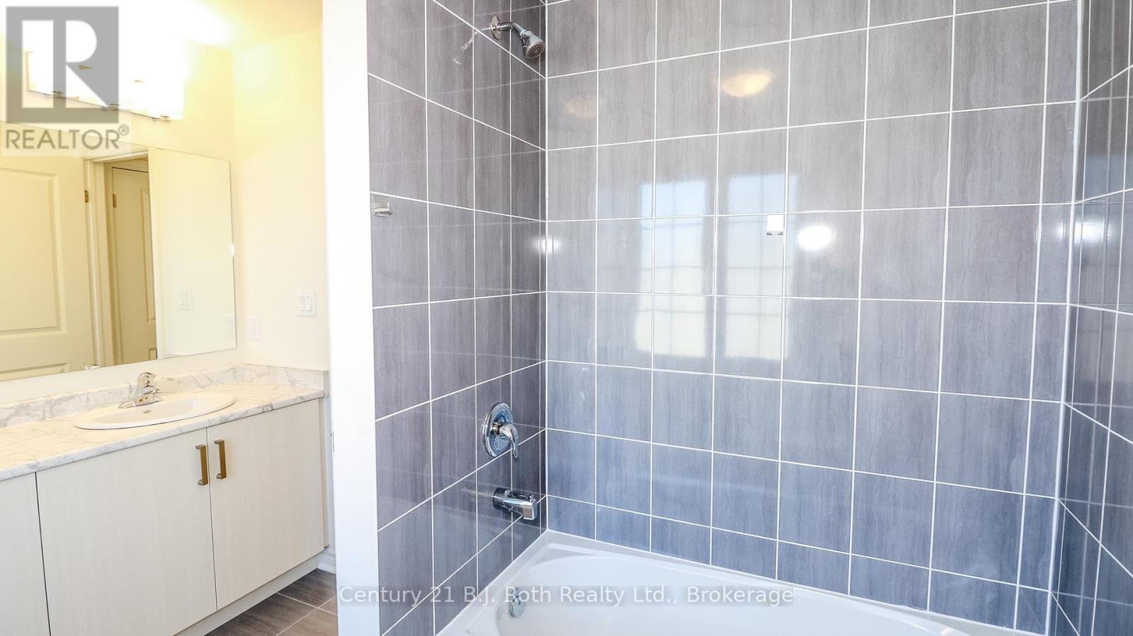 Photo 16 of 243 Mckenzie Drive, Clearview ON