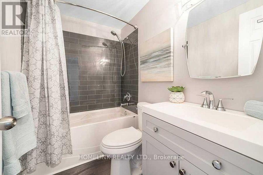 Photo 15 of 25 Hercules Court, Brampton ON