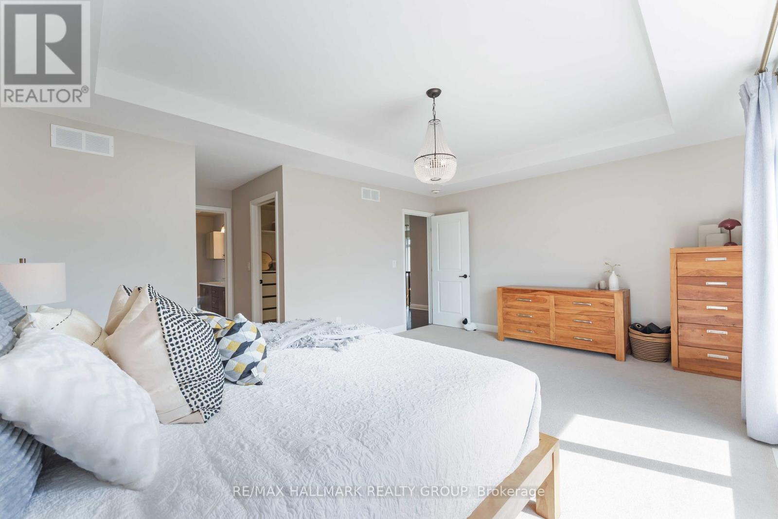 Photo 20 of 155 Escarpment Crescent, Ottawa ON