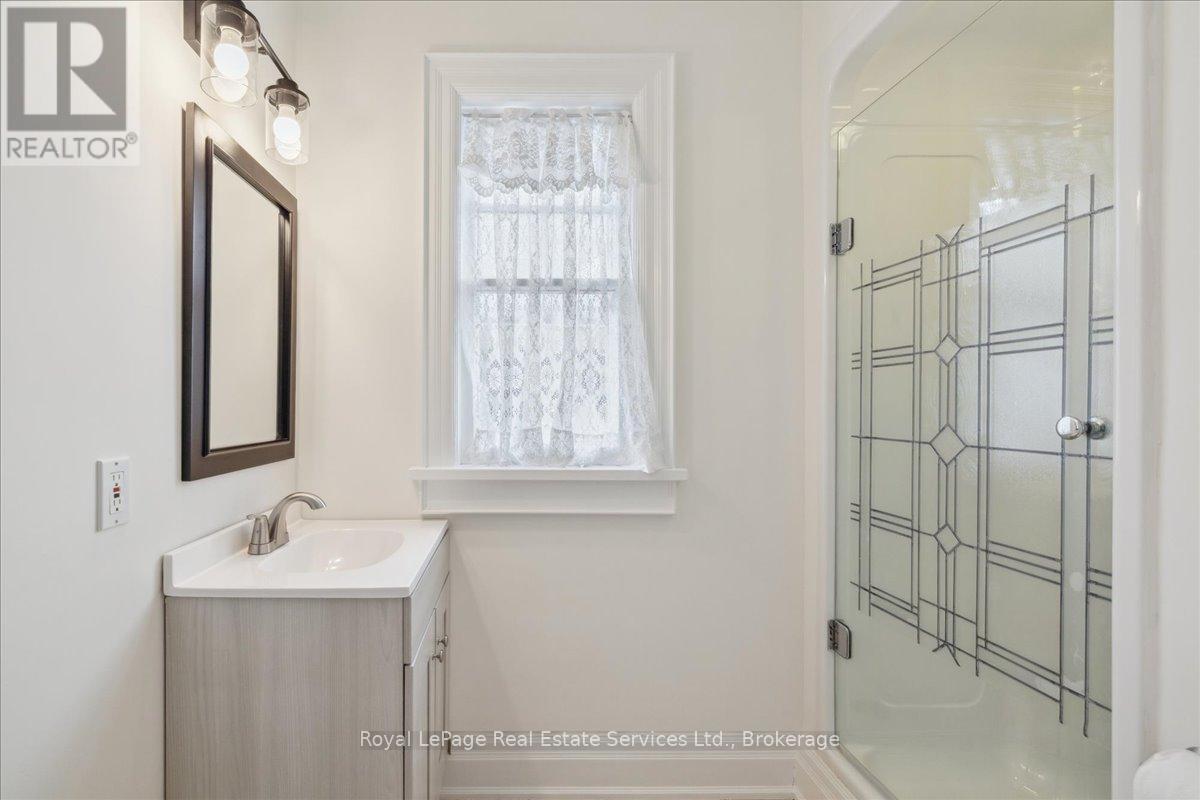 Photo 18 of 213 Randall Street, Oakville ON