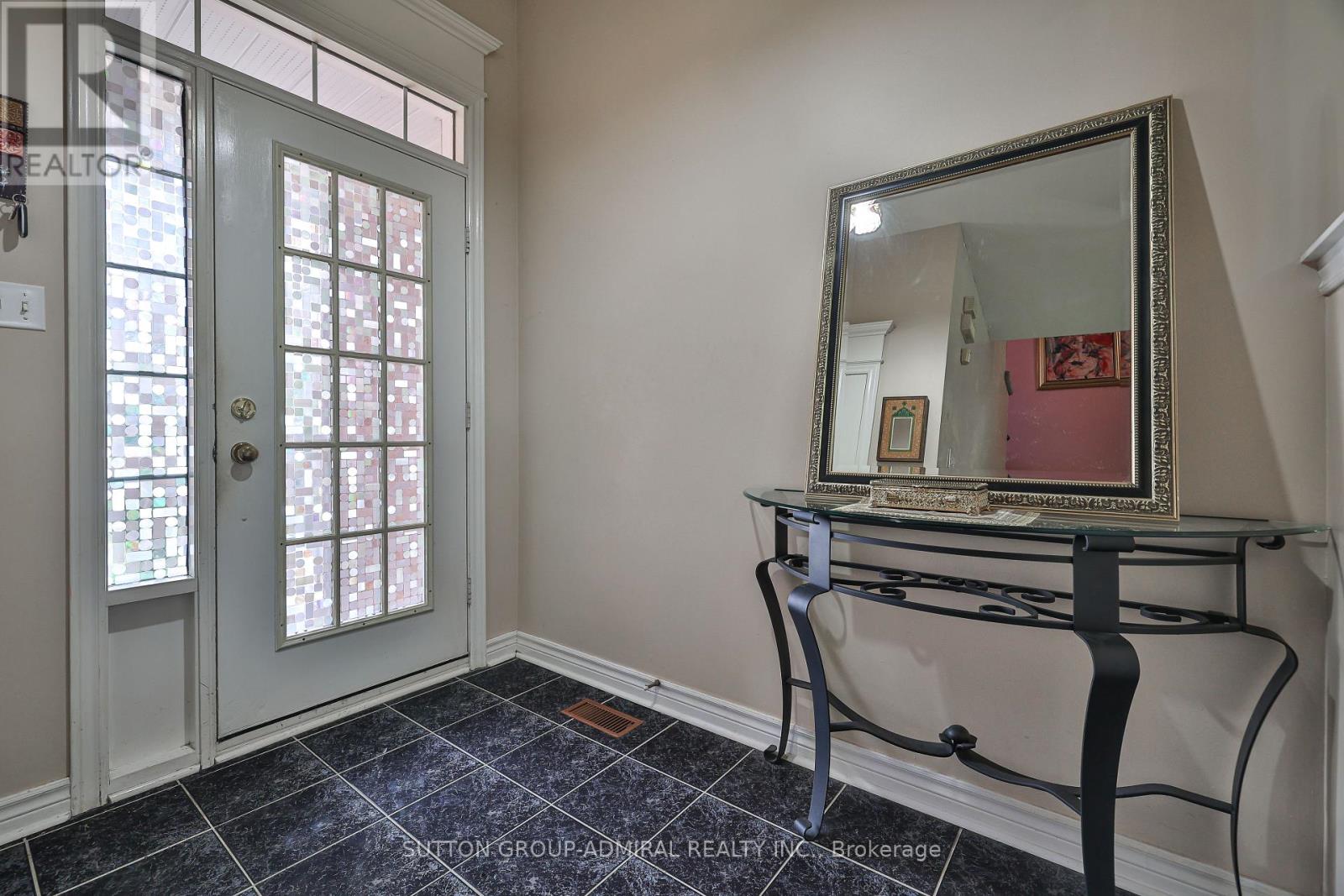Photo 10 of 72 Addison Street W, Richmond Hill ON