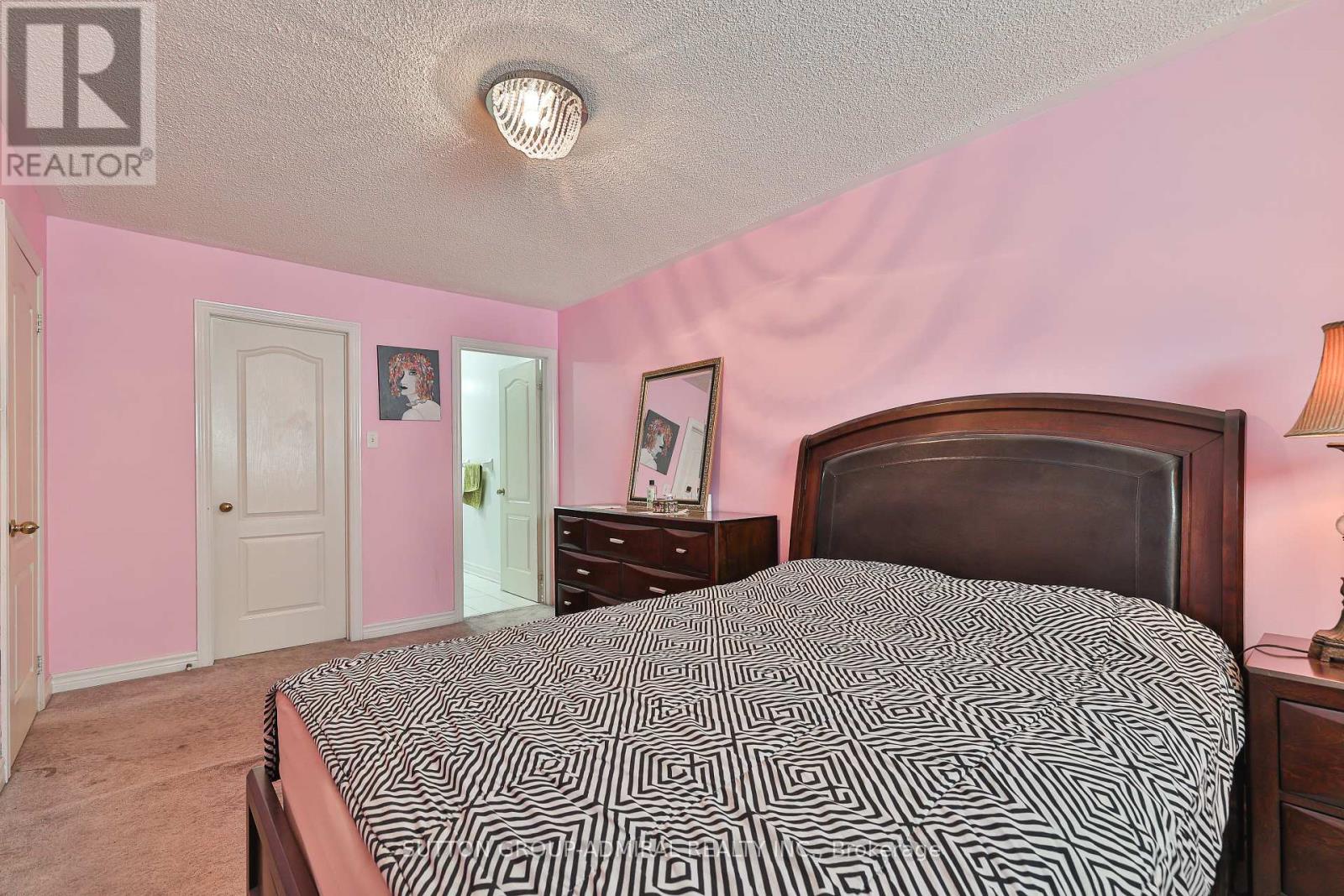 Photo 13 of 72 Addison Street W, Richmond Hill ON