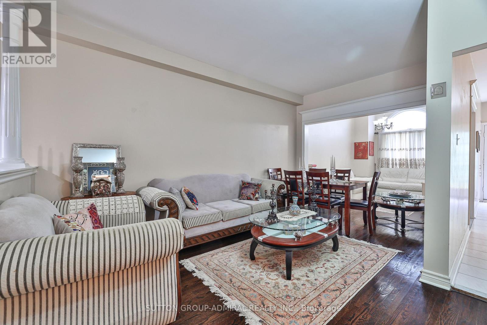 Photo 4 of 72 Addison Street W, Richmond Hill ON