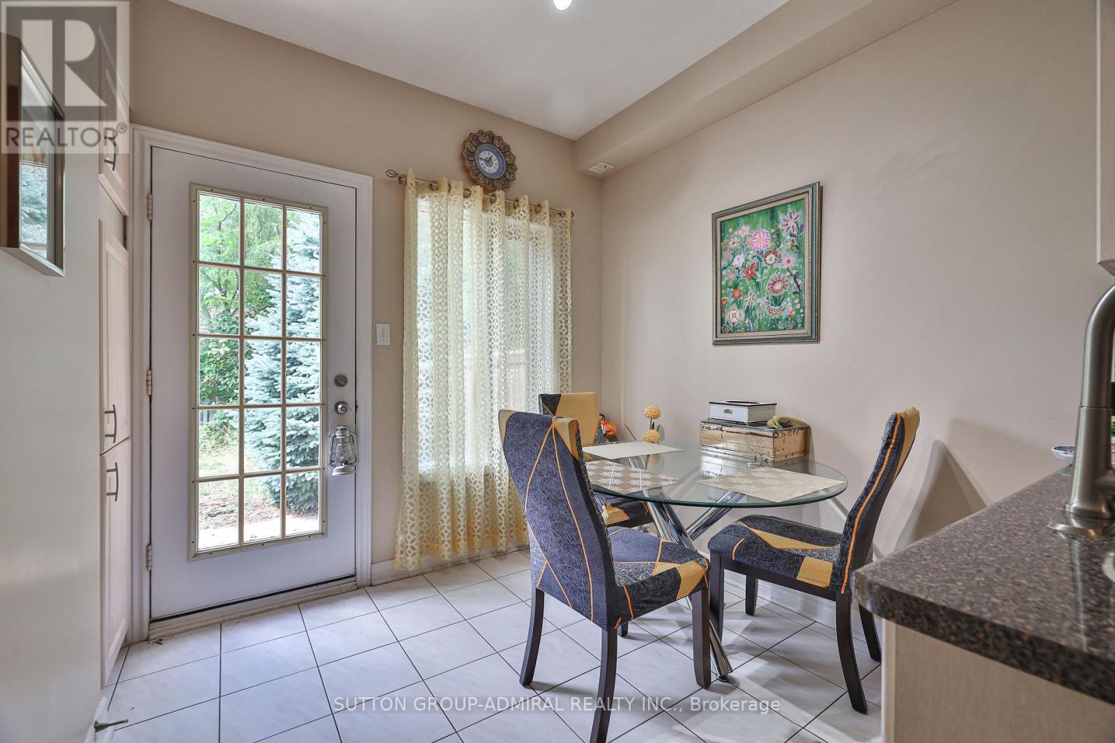 Photo 6 of 72 Addison Street W, Richmond Hill ON