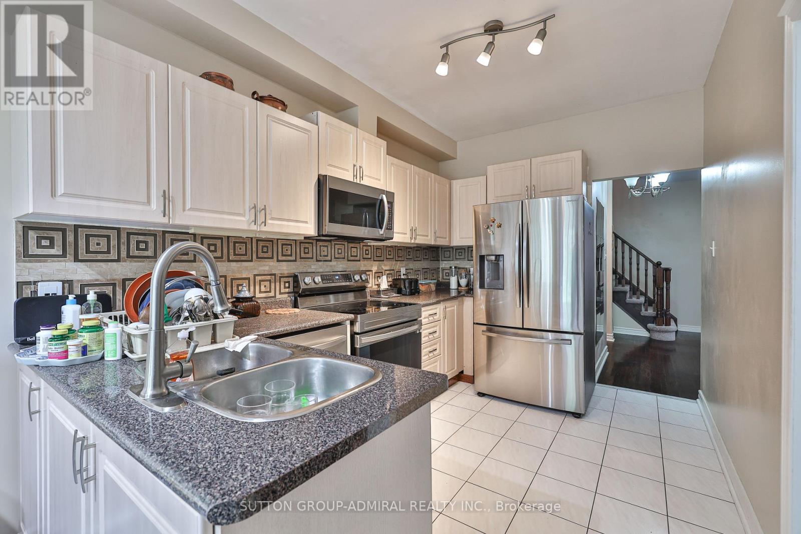 Photo 7 of 72 Addison Street W, Richmond Hill ON