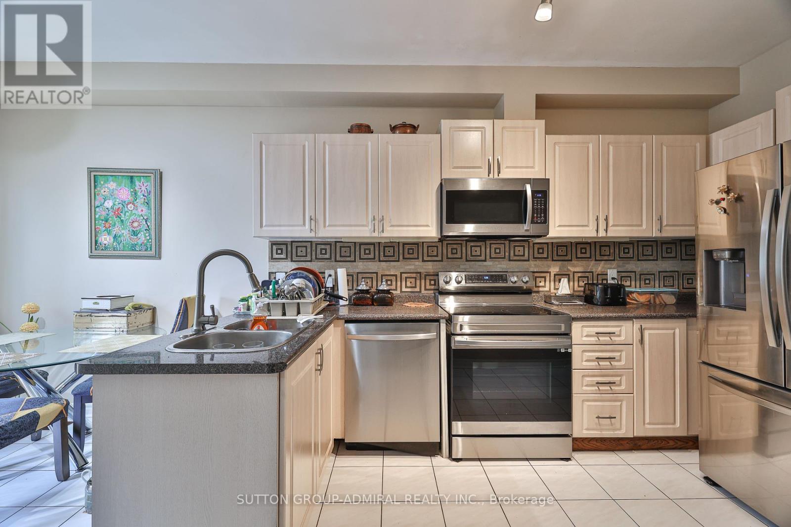 Photo 8 of 72 Addison Street W, Richmond Hill ON