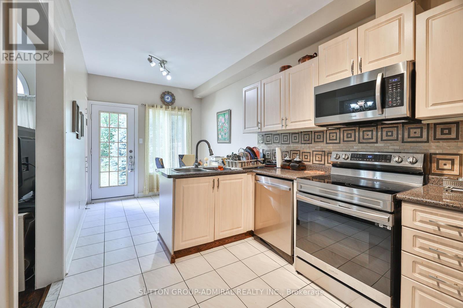 Photo 9 of 72 Addison Street W, Richmond Hill ON