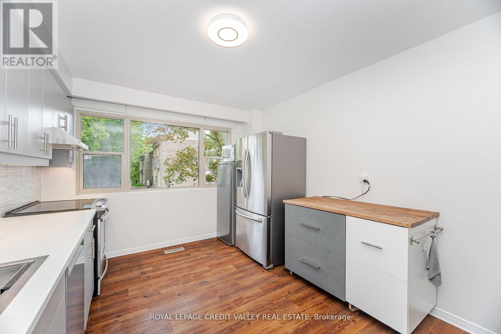 Photo 16 of 2 2 North Street, Barrie ON