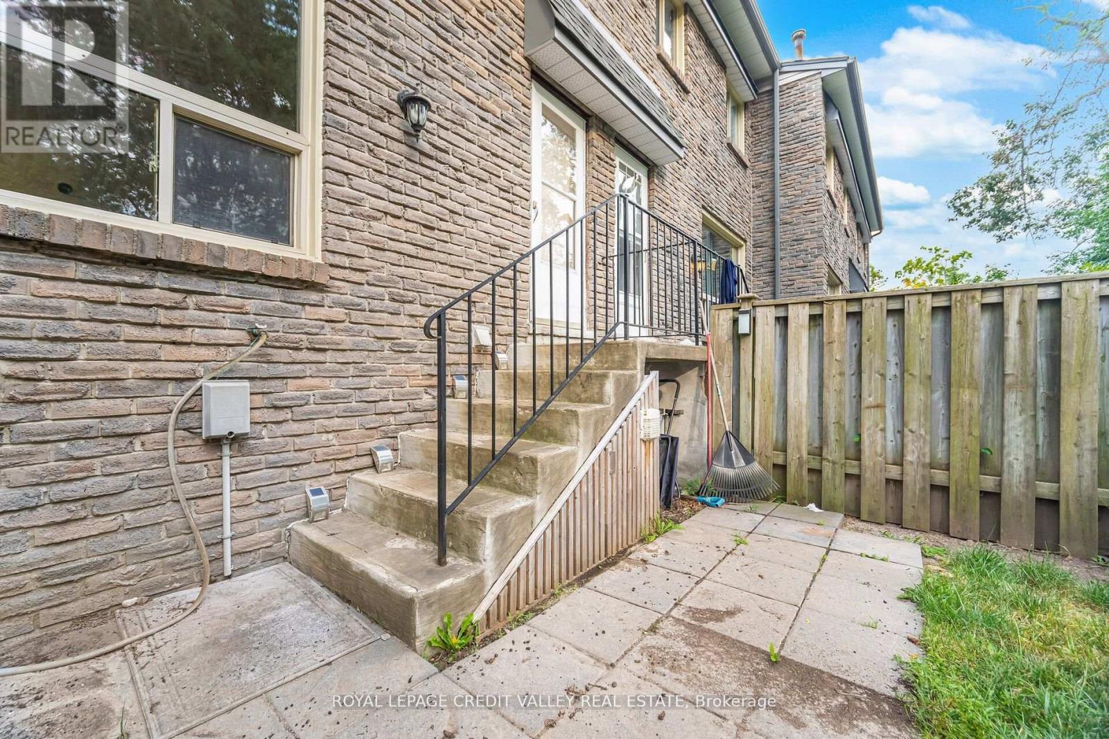 Photo 25 of 2 2 North Street, Barrie ON