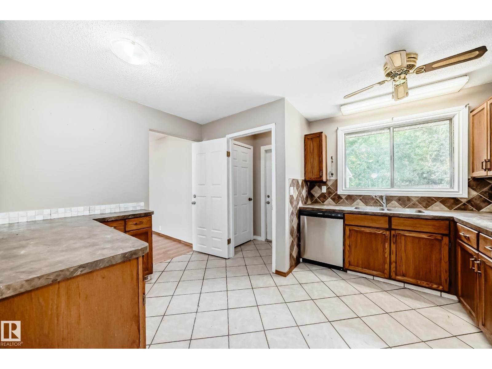 Photo 11 of 207 Homestead Cr Nw, Edmonton AB