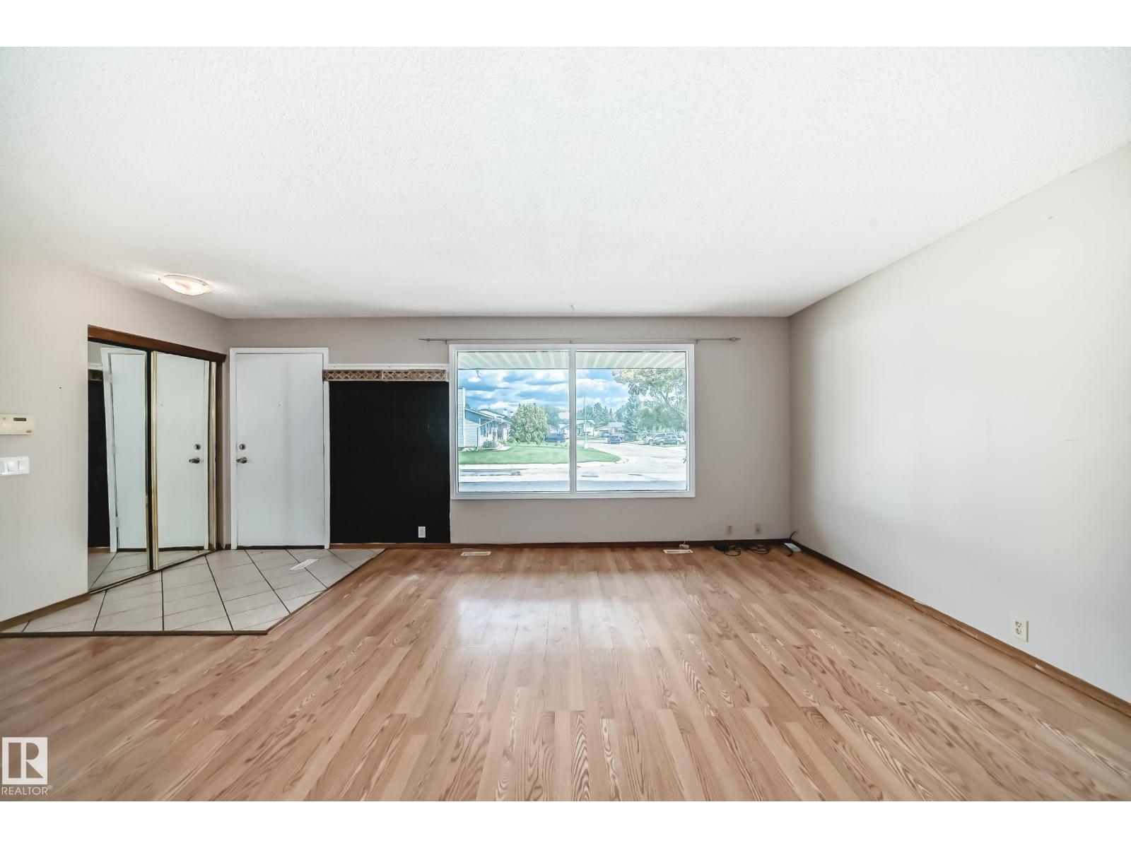 Photo 15 of 207 Homestead Cr Nw, Edmonton AB