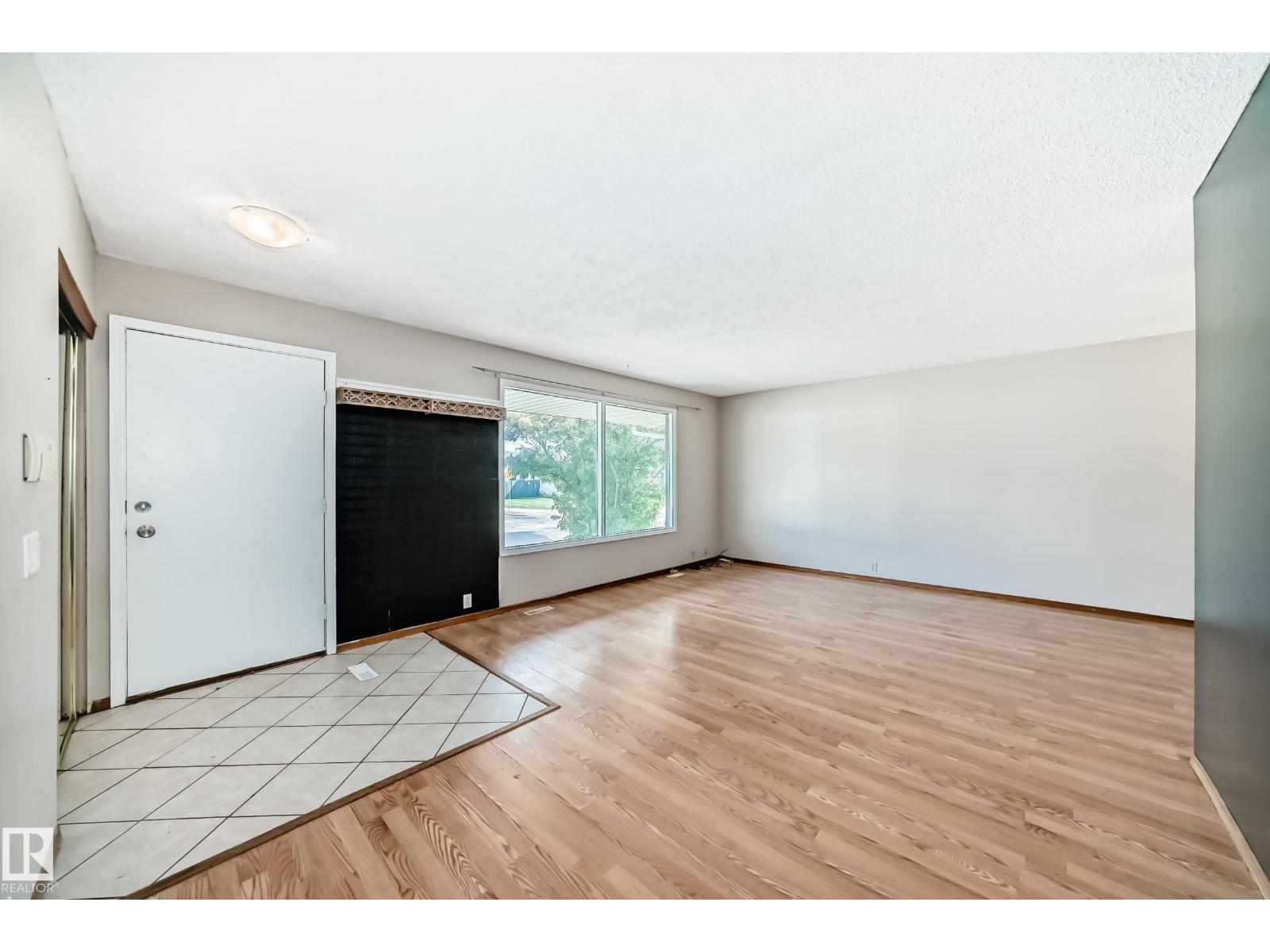 Photo 16 of 207 Homestead Cr Nw, Edmonton AB