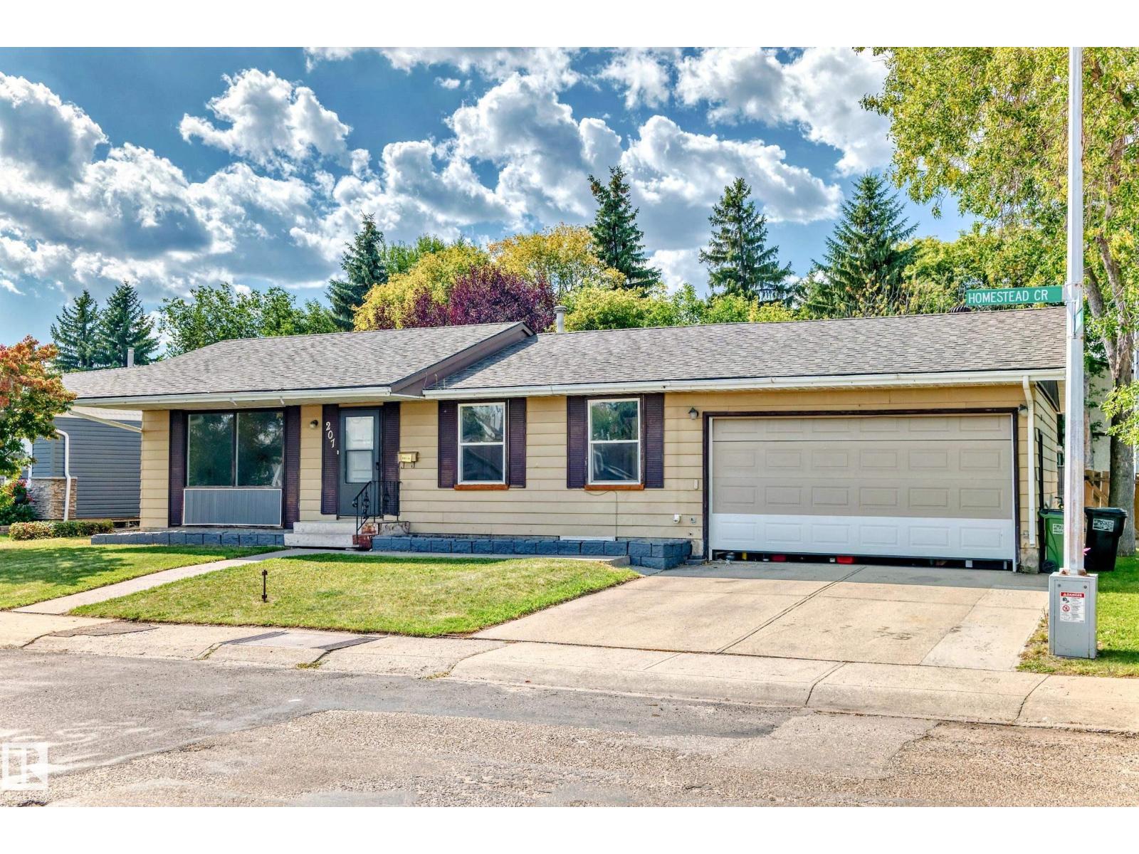 Photo 2 of 207 Homestead Cr Nw, Edmonton AB