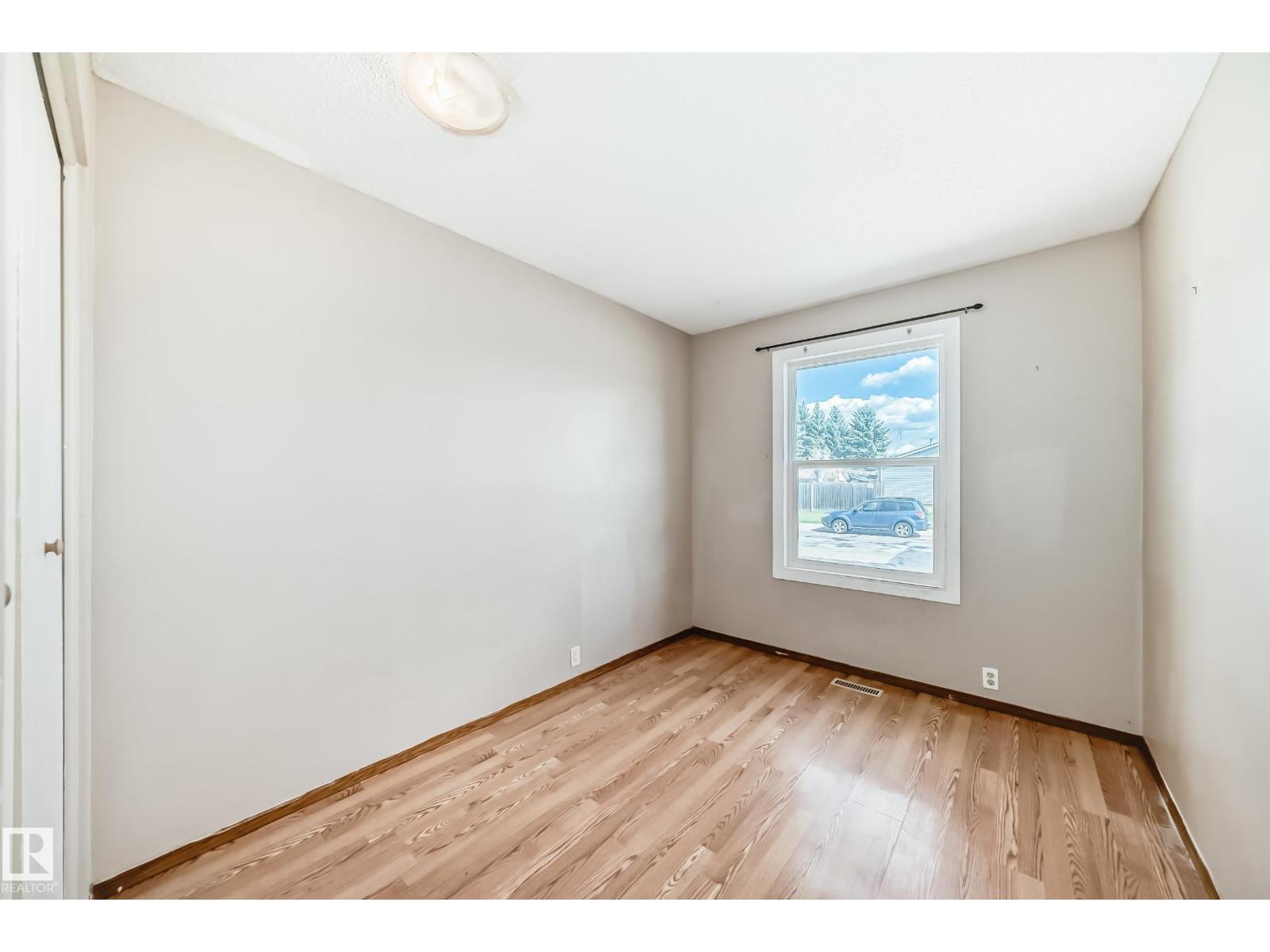 Photo 25 of 207 Homestead Cr Nw, Edmonton AB