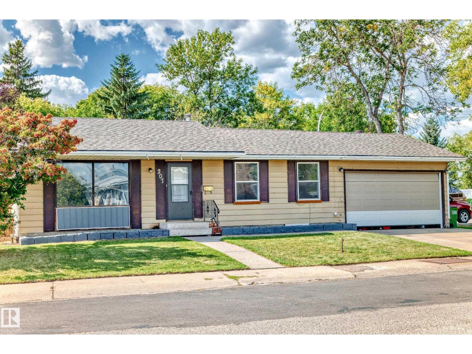 Photo 3 of 207 Homestead Cr Nw, Edmonton AB