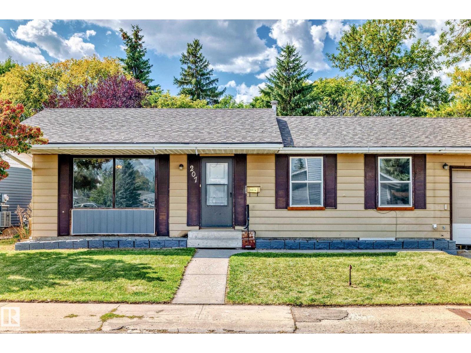 Photo 4 of 207 Homestead Cr Nw, Edmonton AB