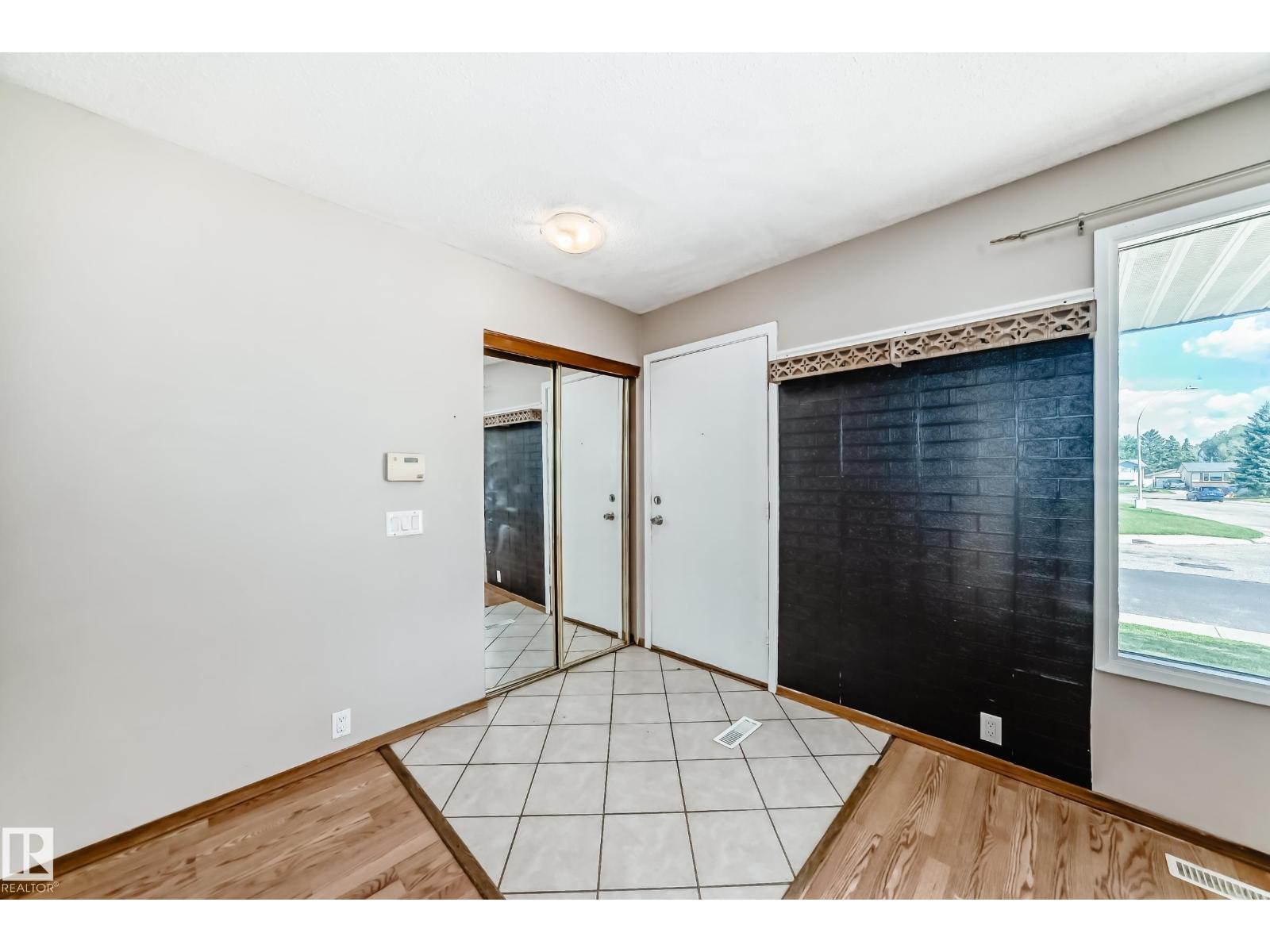 Photo 5 of 207 Homestead Cr Nw, Edmonton AB