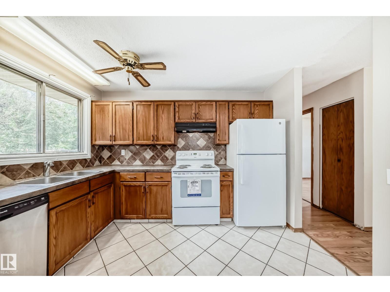 Photo 7 of 207 Homestead Cr Nw, Edmonton AB
