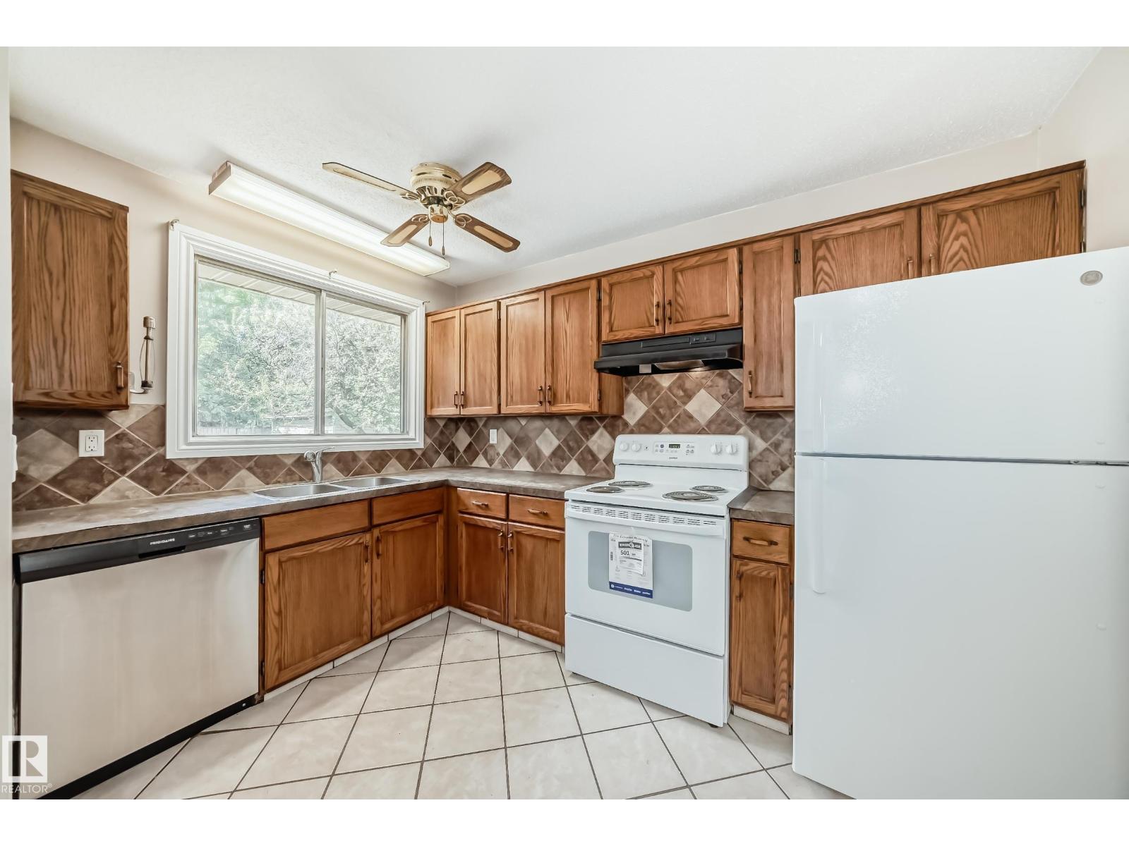 Photo 8 of 207 Homestead Cr Nw, Edmonton AB