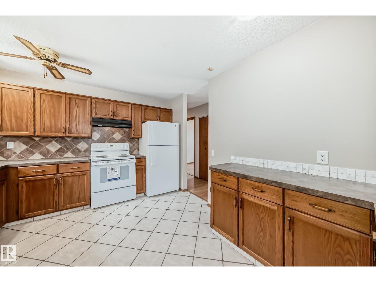 Photo 9 of 207 Homestead Cr Nw, Edmonton AB