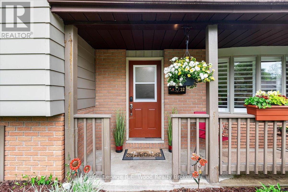 Photo 4 of 32 Devon Court, Tillsonburg ON