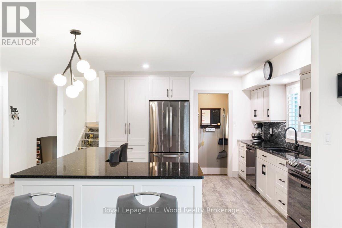 Photo 9 of 32 Devon Court, Tillsonburg ON
