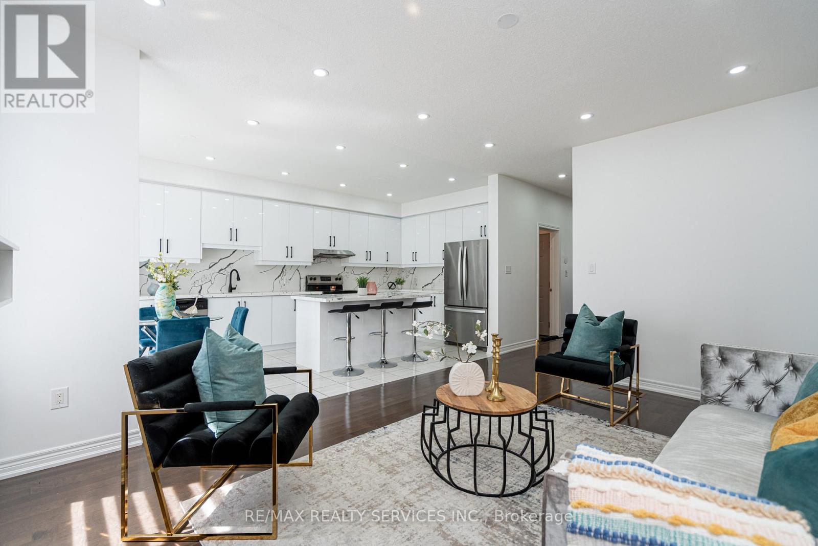 Photo 15 of 438 Royal West Drive, Brampton ON